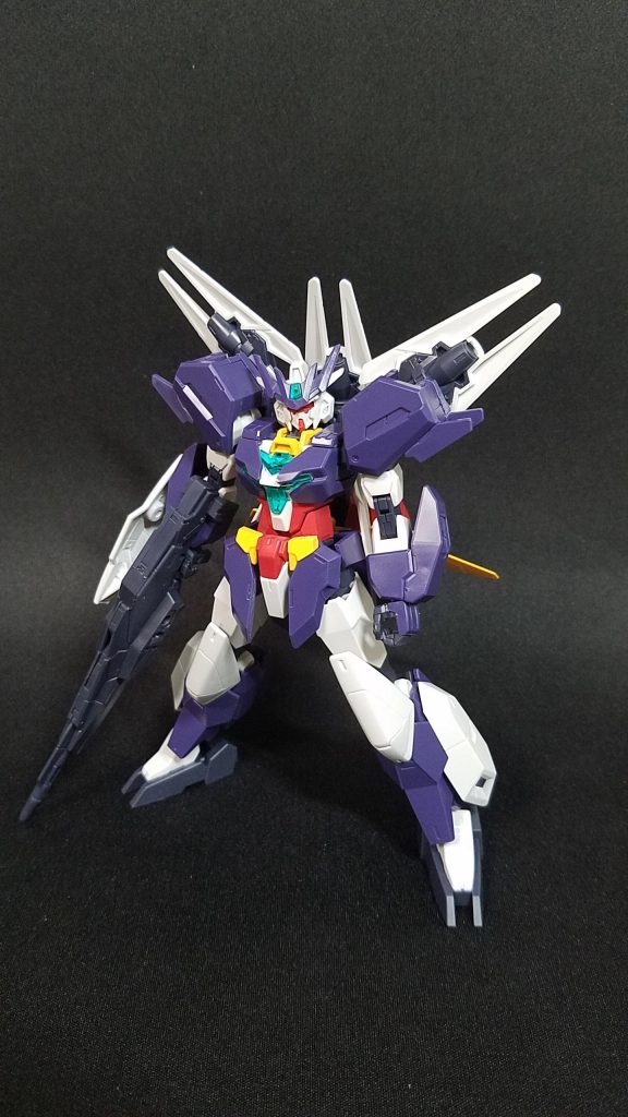 ユーラヴェンガンダムとして
太腿が延長されており、大型の脚部もしっくり来ています。レッグセンサーユニットは細めのリード線を取り付ける穴が空いていました。
またビームシュートライフルU7も腕部と固定しているため安定しています。