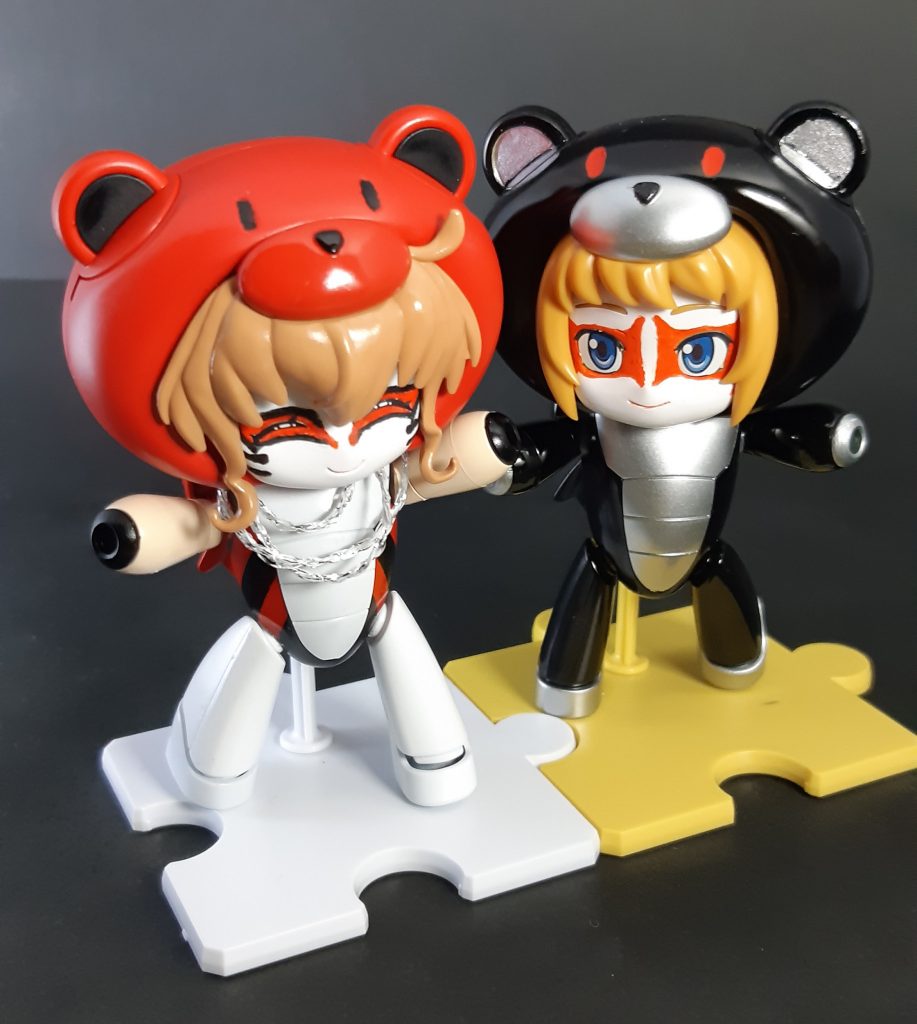 パッケージ写真のポーズ（１人少ないけど…）。今年中にあと３体並べたい。