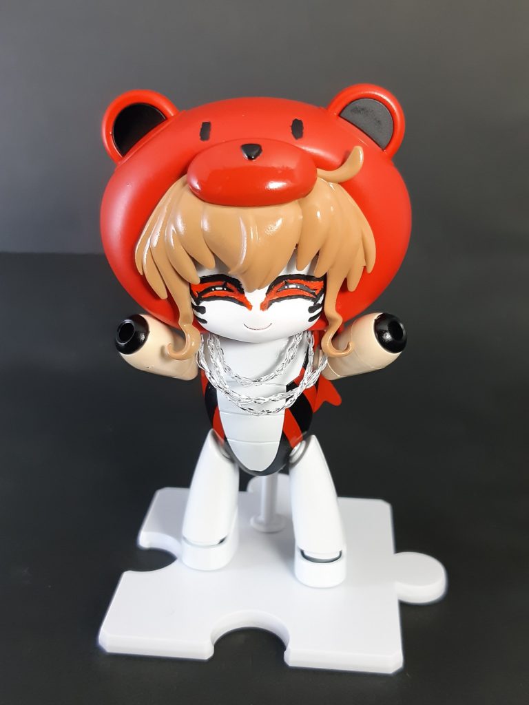 パッケージ写真のポーズ。
ネックレスは100均の刺繍糸。細いチェーンも買ったんですが、きゃらっがいに対しては大きくて某プロレスラーみたいだったので止めました。