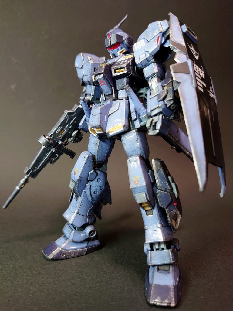 付属のシールは頭頂部カメラのみ使用しました。
残りの膨大な量のシール指定箇所は全て塗装しています。まぁどうせシール貼ったとて色が全然足りてないですからね。
シールドの紺はガンダムマーカーエアブラシシステム、他ダクト等はガンダムマーカーや、爪楊枝で塗装しています。