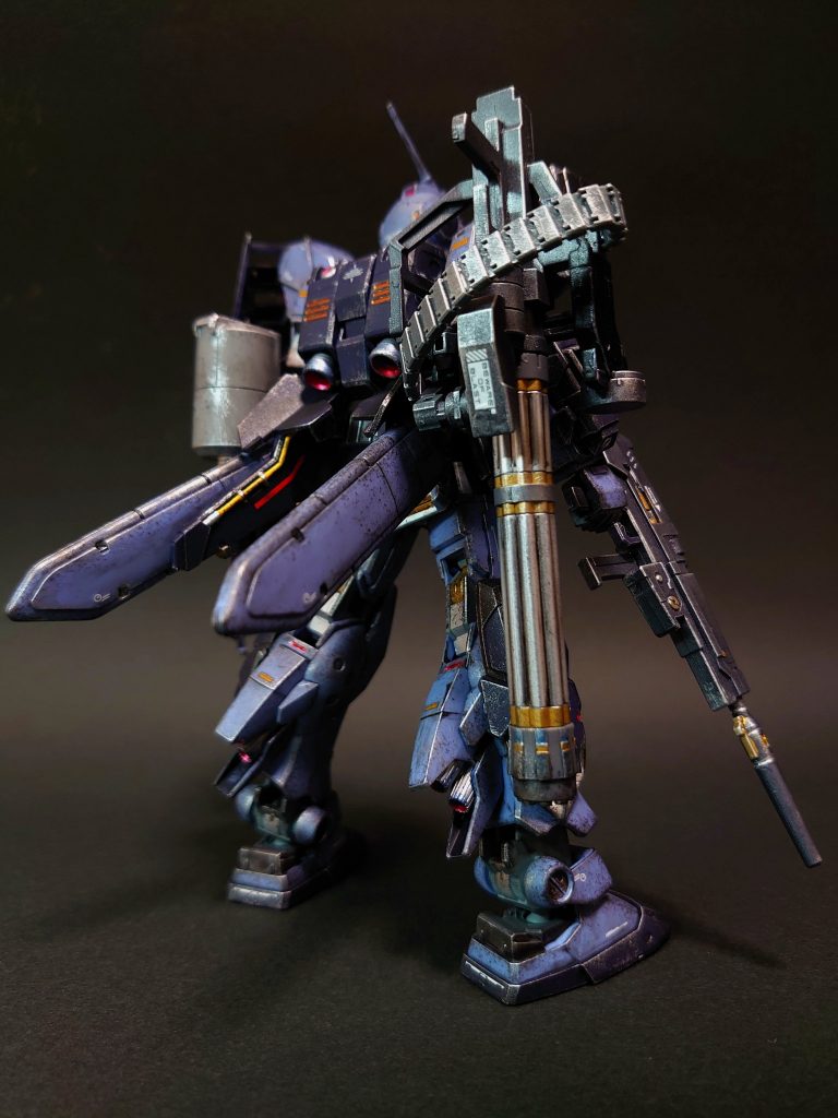 武装は全体にブライトガンメタルのスプレー缶を吹き、ガンダムマーカーシャインシルバーとゴールドで部分塗装しました。
ガトリングの砲身はナイフで溝を深くし、リアルタッチマーカーのグレー3でスミ入れすることで、なんとなく6本のパーツに見えるようにしています。
あと、ふくらはぎ上部をスジ彫りし、原作ゲームに合った脚部のランプを作ってみました。HADES状態なので赤くしています。