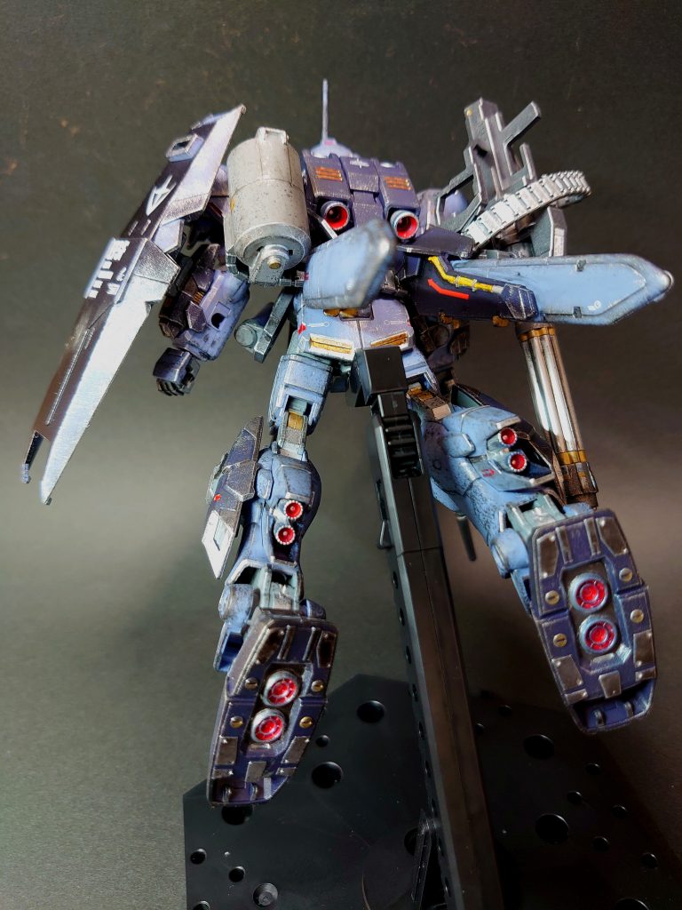 スラスター、足の裏も爪楊枝で塗りました。また、プロペラントタンク接続部の黄色いパイプも塗っています。
プレバンなので説明書に塗装例が付いてこず、仕方なくバトルオペレーション2のペイントモードで塗り分けをインプットしました。
やってて良かったバトオペ2、みんなも、やろう!(ダイマ)