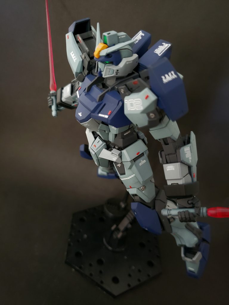 両手にビームサーベルを持ってフォビドゥンガンダムに切りかかるシーンを再現🎵