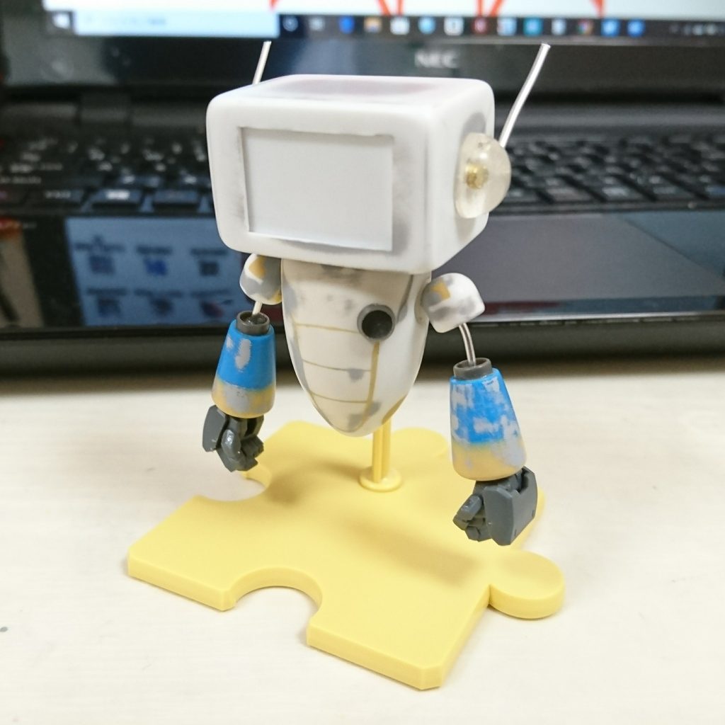 顔はプラ板を箱組したもの。
穴埋め、腕の形状変更し、肩はサラちゃんで余ったパーツを使いました。