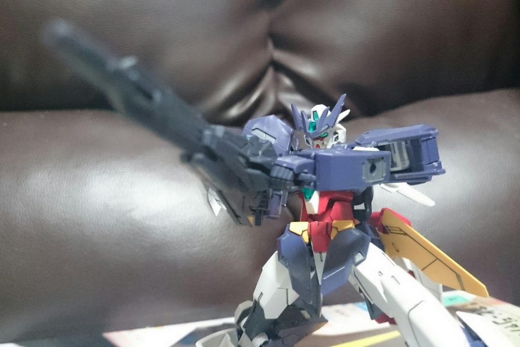 「そこかぁッ！」
ヒロトは位置を割り出したアルスアースリィへの狙撃を行う！
ビームは撃墜とまでは至らなかったが、アルスアースリィのビームライフルの破壊に成功、狙撃の続行を阻止することに成功した。