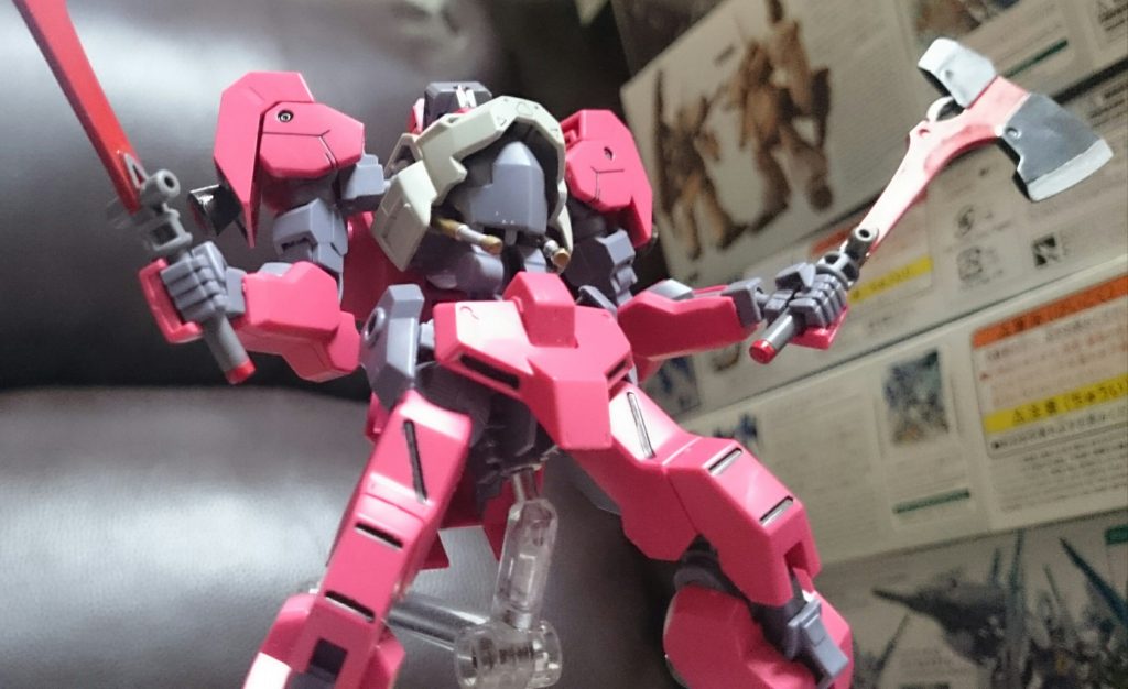 グレイズからアックスを受け継いでるっス。あと画像には殆ど写ってないっスけど、二代目からリアクターも受け継いでる設定っス