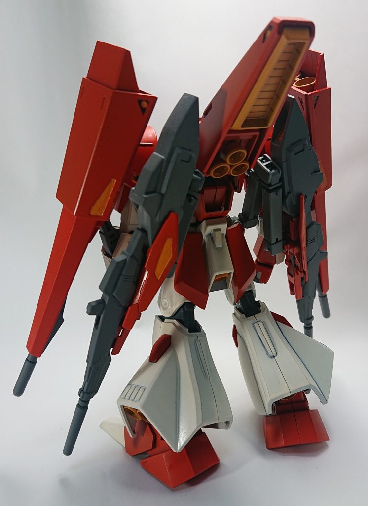 背面

サイドアーマー箇所にムーバブルシールドを増設しています。

配色は、Ζプラス(テスト機カラー)に加えて、ゲーム『機動戦士Ζガンダム エゥーゴVSティターンズ』に登場するエゥーゴ鹵獲カラーを参考にしました。

白はタミヤカラーのレーシングホワイト、オレンジは同じくタミヤカラーのブライトオレンジ+クリアオレンジです。