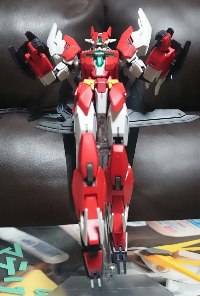 「コアチェンジ!アース to マーズ!」
・マーズフォーガンダム
接近戦仕様のアーマーっス。そういやドッキングバンクのキメポーズってアースリィとマーズフォーだけっスね。他のアーマーたちは最初っから着こんで登場してたっスから…
…しかし他のアーマーもっスけど、けっこうヘタレが来てるっスね。瞬接による補強が必要っス