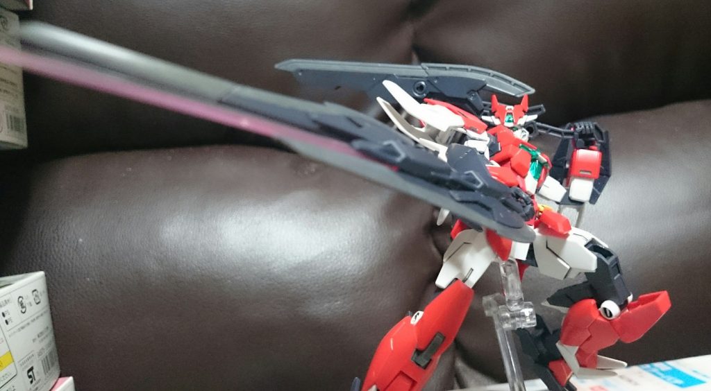 スラッシュブレイド(右)/ハードヒートレヴソード(左)
強大な大剣持ちっス。刃にはヒート効果つきっス。
コアガンダムIIには武器持ち手が2種類あり、片方は一期コアガンダムから続投の指がばらけるタイプ、もう片方は指がばらけない一般的なHGに付属するものと同様のものっス。この大剣たちは前者の武器持ち手でしか保持は不可能っス。まぁ、コアガンダム周辺の武器で今のところこの武器持ち手を使うのは、この大剣たちだけっスけど。あ、リゼのビームサーベルはこっち使いそう