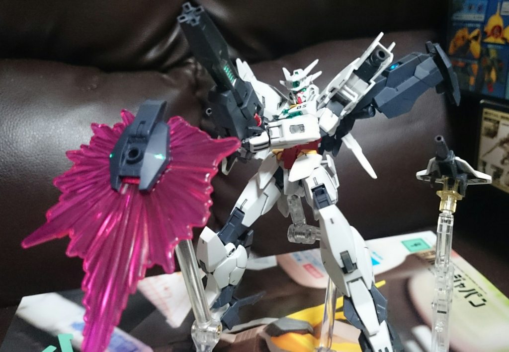 「コアチェンジ!マーキュリー to ジュピター!」
・ジュピターヴガンダム
宇宙空間における機動性・火力特化仕様のアーマーっス。
ビームガトリングガンはこちらもコアスプレーガンを核とした武器。その名の通り、ガトリングガンの機能を持つっス。
マニファービットは基本前腕か肩にマウントするビット系攻撃端末っス。
マルチコンテナビットは基本バックパックに位置し、宇宙空間での高機動性の中核を担ってるっス。こちらもビットとしての機能を有しており、ビームシールドを展開可能っス。画像のシールドエフェクトは塗装していて、実際はHGUCユニコーンガンダムに付属するビームサーベルと同様の色っス