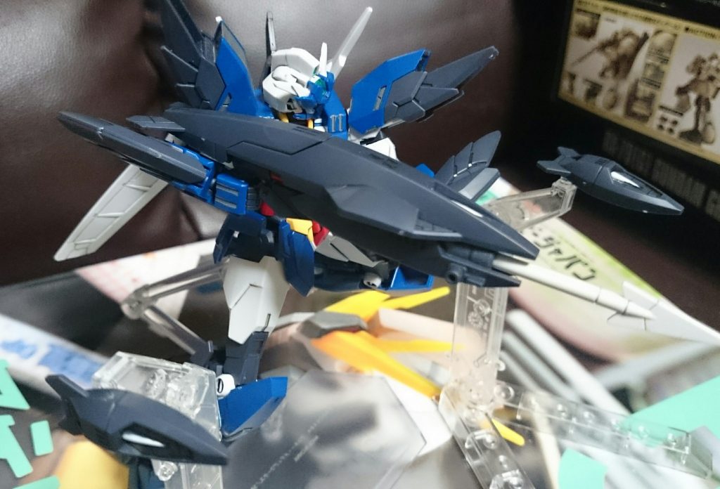 「コアチェンジ!ヴィーナス to マーキュリー!」
・メルクワンガンダム
なぜか一番最後に発売された水中戦特化仕様のアーマーっス。いやマジでなんであんな遅くに発売されたんだコイツ。しかもアーマーと武器でわけて発売だからすごく面倒だったっスよ。
ウォーターニードルガンはアースリィのビームライフルやヴィートルーのビッグビームバズーカ同様にコアスプレーガンが核となってる武器っス。
3門の発射菅があり、水中で威力の減衰しない鉄甲弾が発射されるっス。その内の2門は水中型のビットとしても運用可能。ビットはセンサー機能も付与されてるっス。
またセンターの錨は劇中ではワイヤーが伸びてたっスけど、キットでは反映されておらず、リード線を取り付ける穴も存在しないっス