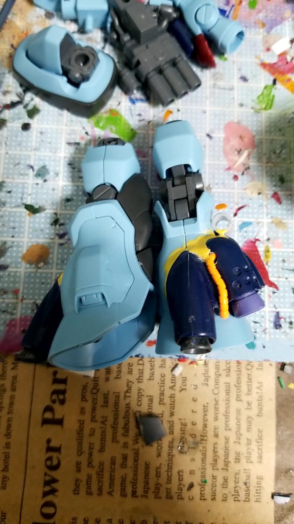 脚部はケンプファーアメイジングのパーツを分断して接着
隙間をパテで埋めてハイネグフイグナイテッドのダクトパーツを埋め込んだ