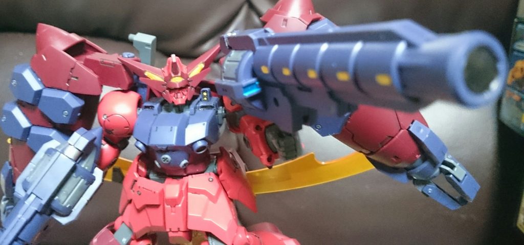 ・GNリボルバーバズーカ
手持ち武器としても使用可能っス
またこちらも記述はないんスけど、お尻にGNドライヴらしきものが。背中とバインダー合わせて5基とか…どんだけっスか…