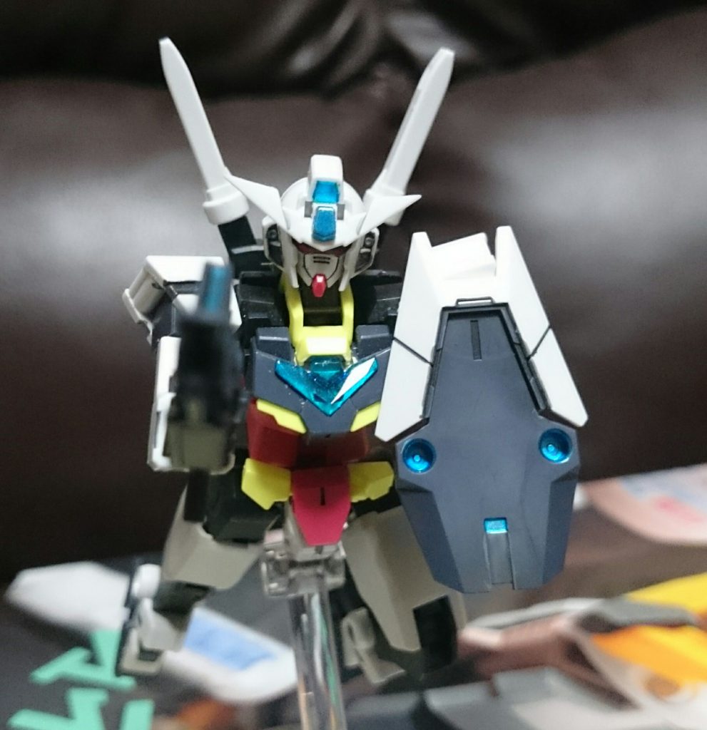 最後はマーキュリーコアガンダム
本体はジュピターヴ付属のものに、クリアパーツをアースリィのものと交換したものを使用。
アンテナを加工、クリアパーツ裏をメタリックブルーで塗装。またそれに合わせて頭部カメラ、ツインアイ、アンテナ中央のパーツ、コアスプレーガンのセンサー、コアシールドの一部もメタリックブルーで塗装っス。
ヴィーナスコアガンダムと同様に腰裏にスラスターを増設、また合体用にデフォルトでバックパックのサーベルは上方に上げてるっス