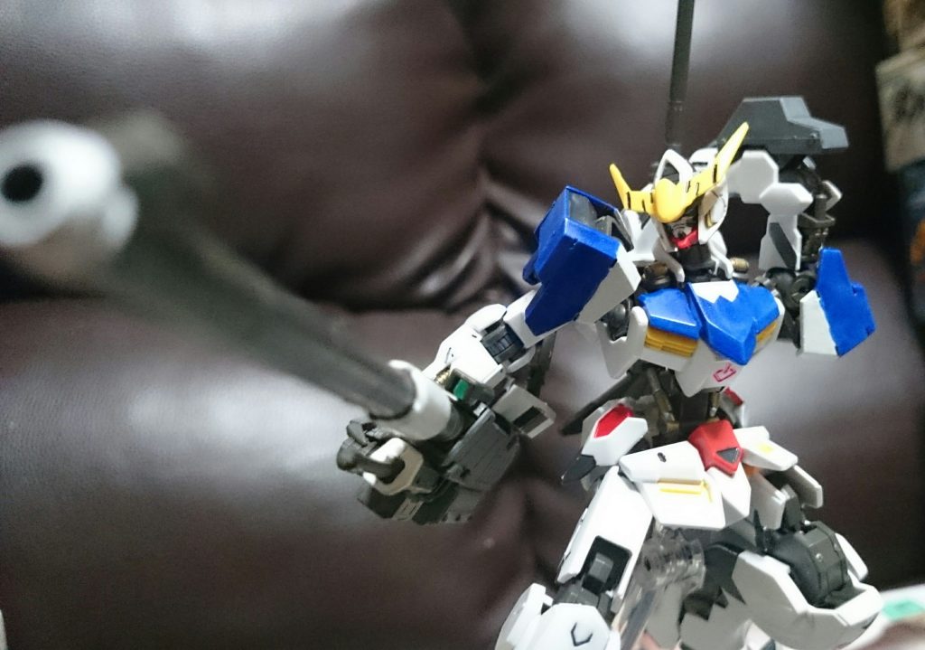 第二形態
クランク二尉の部隊との戦闘で手に入れたグレイズの肩パーツを塗装・流用し、新たに滑腔砲が追加されたっス。