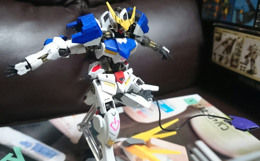 バルバトスは ワイヤークローを てにいれた!
アニメ放送前の情報ではマッキー機色のワイヤークローを装備してたので、5話を見てまさかガエリオ機のワイヤークローが手に入ってちょっぴりびっくりっス。
またウヴァルのガンダムフレーム腕を流用して劇中のシーンを再現。