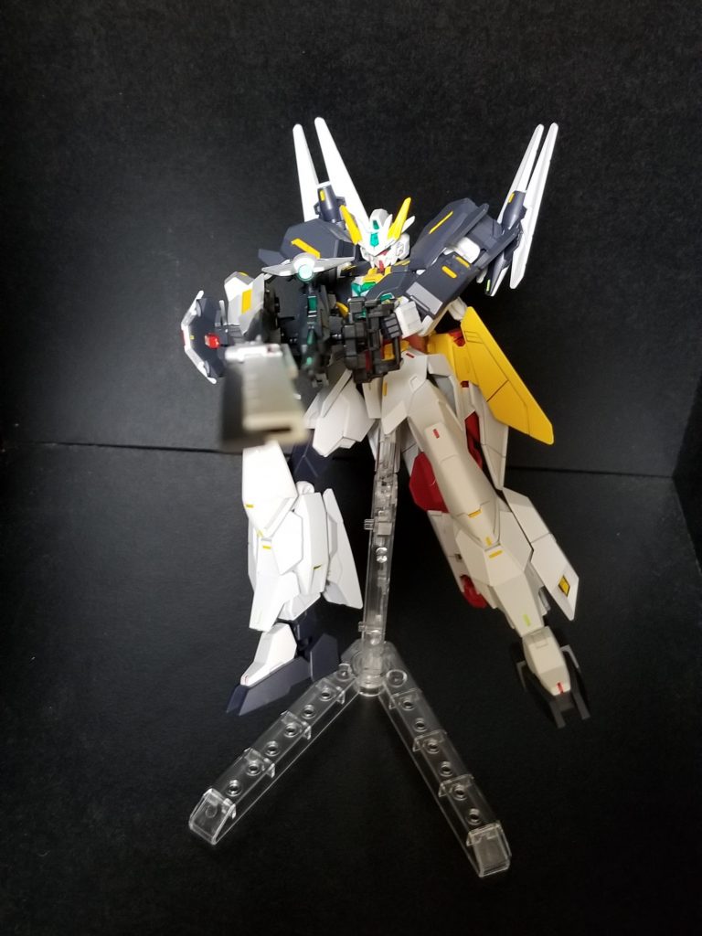 ライフルの3mm穴は盾と持ち手で埋まってしまったので新たに上部に穴を空けています。
ライフルグリップも盾持ち手も両方握ることが出来る為両手でも片腕でも懸架することが出来ます