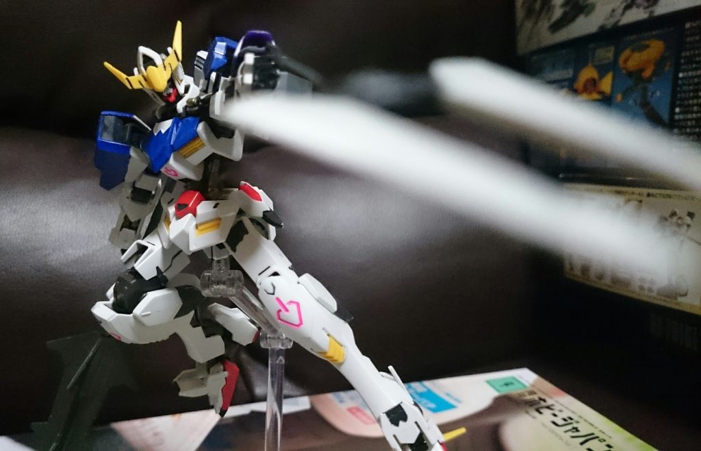 シュヴァルベ・グレイズから鹵獲したワイヤークロー
クロー部分を白で塗装の必要アリっス。シュヴァルベのものはシルバー系の成形色っスけど、コンプリートセットの物は最初っから白の成形色っス。
リード線はチト短いっスけど、サイズが合うものが見付からず。まぁ、あまり長くてもそれはそれで保持が大変っスけど。