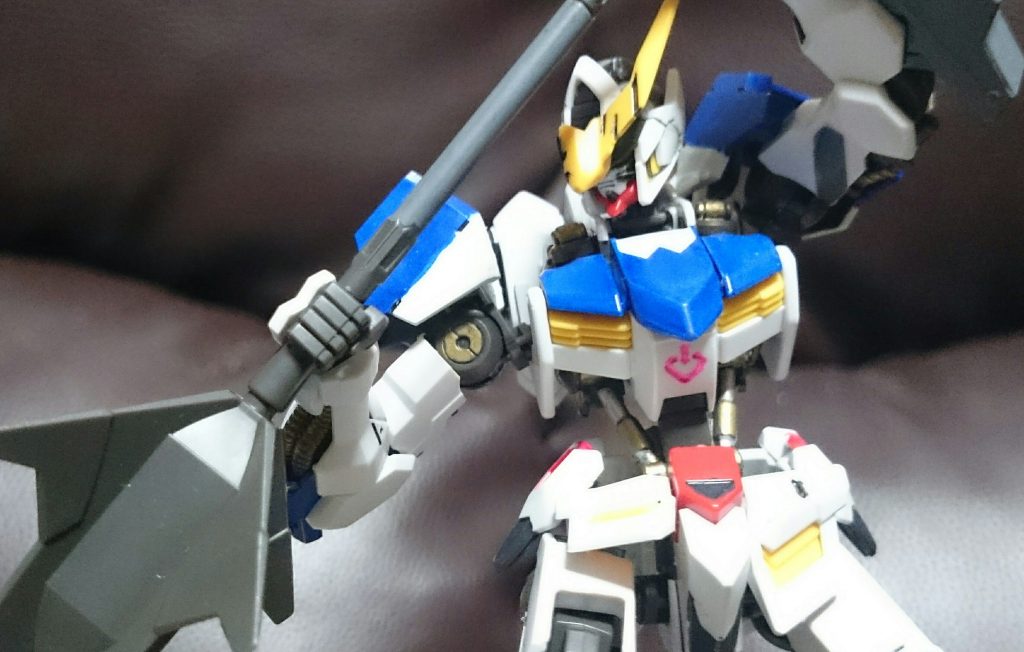 百里戦(HG百里が手に入らなかったので、入り次第、画像を更新したいっスね)
ワイヤークローを引っ掻けて、振り回されるバルバトスはちょっと面白かったっスね。この形態が一番好きなんで戦闘がこの一回っきりってのは寂しいっス…
破損アンテナは、自分、バルバトスは(なぜか)結構な数作ってたのでそのうちの一つから拝借・加工したっス