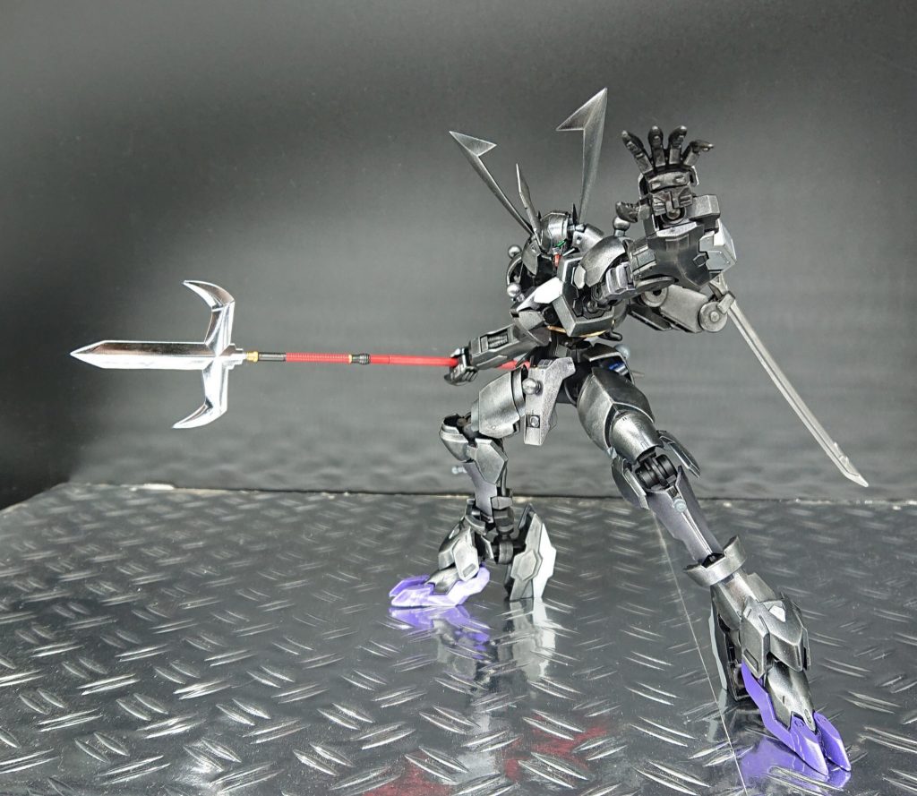 傍若無人な戦いを好み、敵味方関係なくなぎ倒す。まさに一騎当千な黒。
その噂は魔王アースリィの耳にも届き、魔王からの招待状が黒のもとに届いたのである。
破格の条件により採用されることに喜び、黒は魔王のもとに向かうのであった。