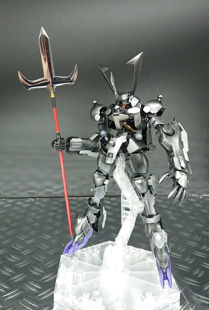 持ち前の力と武芸をもって、東の果ての異国からたった一人、騎士の世界に流浪してきた男。
その名は本人も知らず、周囲からはその見た目から「黒」と呼ばれていた。