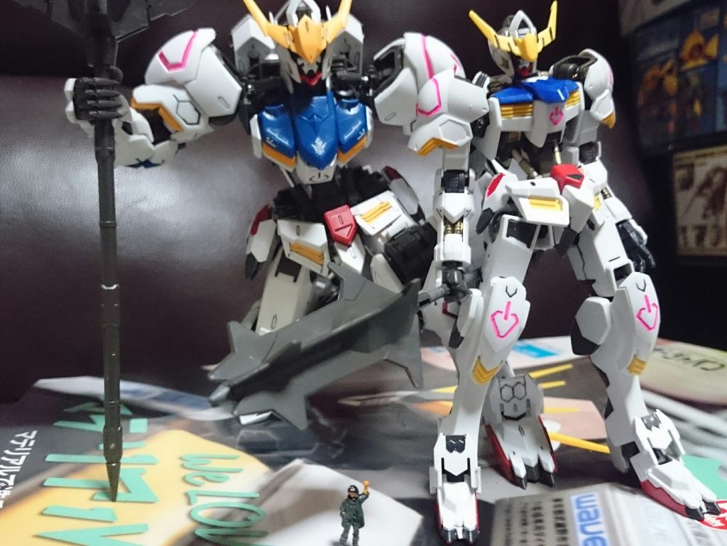 オマケ。MGのバルバトス&三日月と一緒に。
MGは簡単なスミ入れと部分塗装。電源マークは裏側をホワイトで塗装してるっス。MGの肩パーツはばらさないと外せないのがチト面倒っスねぇ
