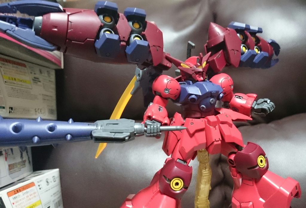 ・GNアイズブラスター
バインダーに格納されてるGN系のビーム兵器っス。初見殺しな武器の筈なのに、これを初見で対処して二撃目で破壊するチャンプって…おそろしや
また膝にも同様のものがあるっス  
バインダーも膝も塗装が必要っス。シールは膝のものだけ付属してるっス