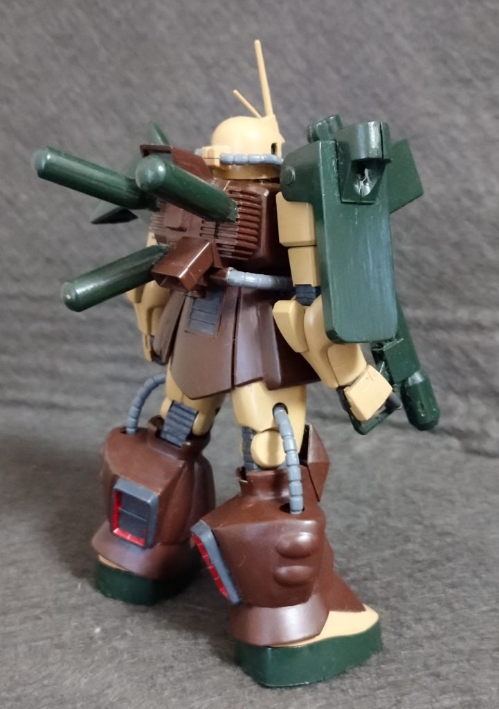 バックショットシールドは、ガルマザクのシールドの内側部分を、ディザートザクの大きさに合わせてカット、ふくらはぎ部分は、切り出したパーツを貼り付け、足りない部分をエポキシパテで、形を整えました肘と膝の関節部分はスリットを入れて、それっぽく仕上げてます