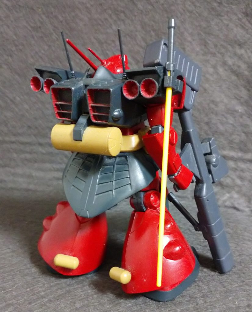 バックショットドムとドワッジの胴体の幅が合わない(ドワッジの方が幅広)ので､ドワッジの内側を削って､ドムの胴体にすり合わせてますスカートは､ドムのパーツをカットして､すり合わせように､ドワッジのパーツを貼り付けてます写真だと､真っ赤に見えますけど､実際はネオ･ジオングレッドで､筆塗装してます