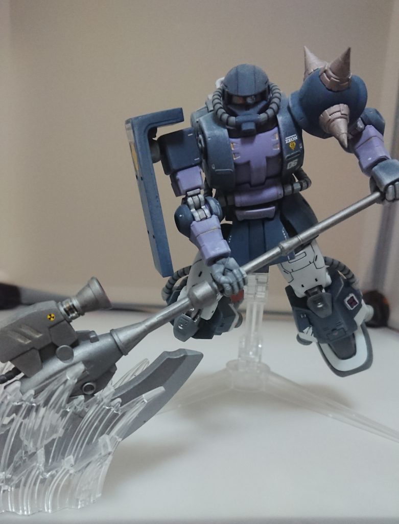 けっこう前に購入したもので、肩のトゲトゲは別パーツを張り付け。
ヒートホークにバーニア取り付けて火力アップですね(*｀･ω･)ゞ