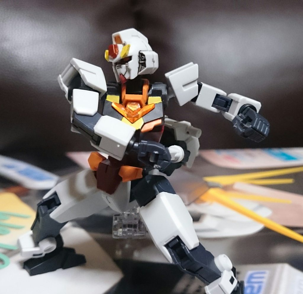 マーズコアガンダム
マーズフォー付属のリアルタイプカラーをマーズアーマー専用にしたものっス!
アンテナは加工してあるっス。
クリアパーツは裏をメタリックオレンジで塗装。それに合わせて頭部カメラ、ツインアイ、アンテナ中央のパーツも同様に塗装、ボディにイエローを追加っス。
接近戦特化ということで、コアスプレーガンとコアシールドはオミット、そして足回りの可動範囲向上の為、足の白いパーツはオミットっス。
またバックパックを腰に移動、ビームサーベルを抜刀術のように扱うっス。
……そしてこいつが今回、各コアガンダムの専用化を行う原因になったコアガンダムっス。
元はリアルタイプカラーをベースにコアガンダムリゼを作ろうとしたんスけど、マスクをどうしようかと考えてたところで、まさかのリゼの発売アナウンス!…嬉しいけど、これどうしよう…、と悩んだ結果、余ったコアガンダムたちを各アーマー専用のものにすることにしたっス