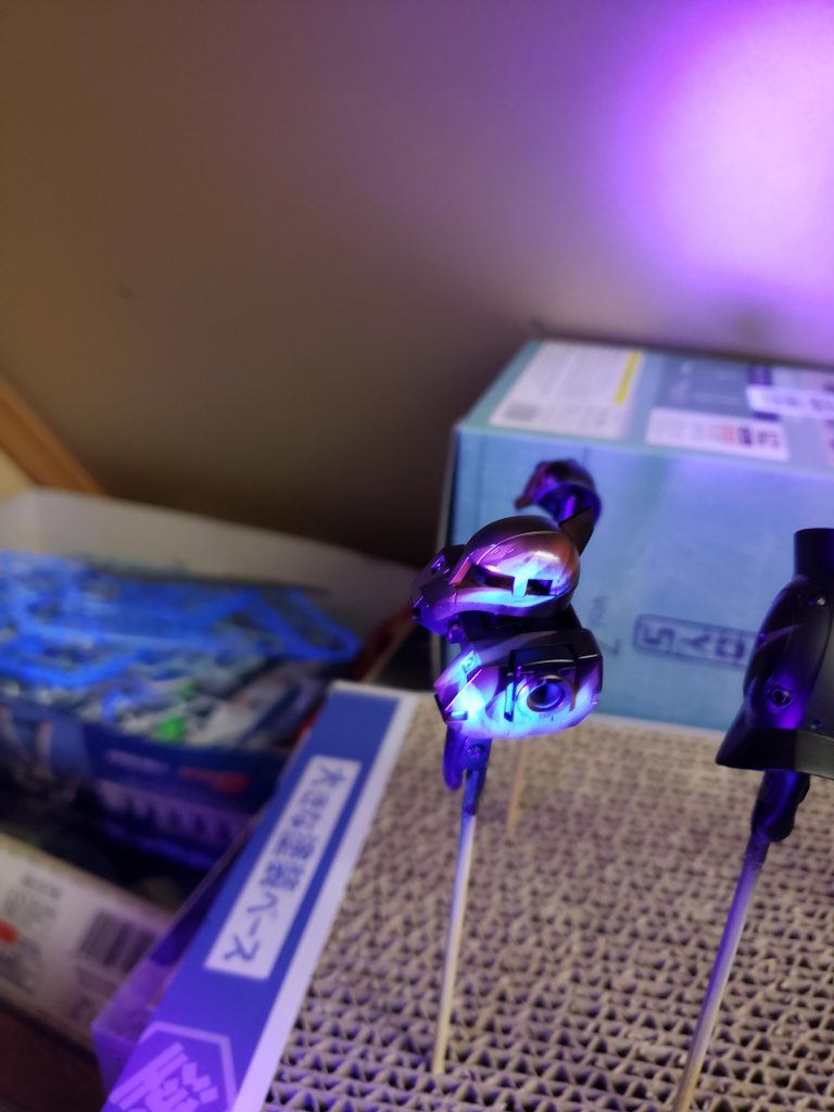 ブラックライトを当てた時に色が変わる効果が出ます!
