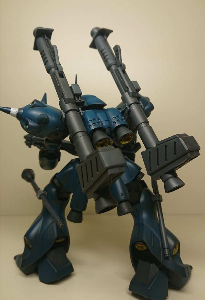 重みを持たせた仕上がりにしたかったので、ベースは黒サフ。
本体はレシピ通り、グレーはガンダムカラー(ジオン系グレー)。