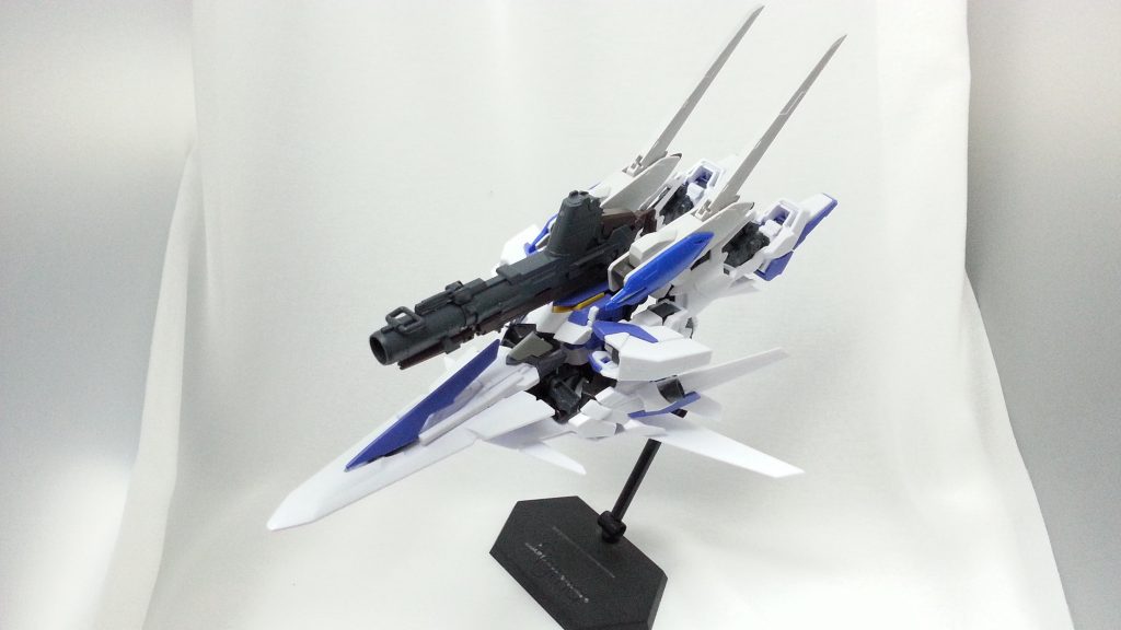 ウェイブライダー形態。
頭部も差し替え無しで胴体内に格納可能な改造をしてみました。
デルタシリーズ程平たくはないモノの、Zガンダムのウェイブライダー形態に似た形状に仕上げてみました！