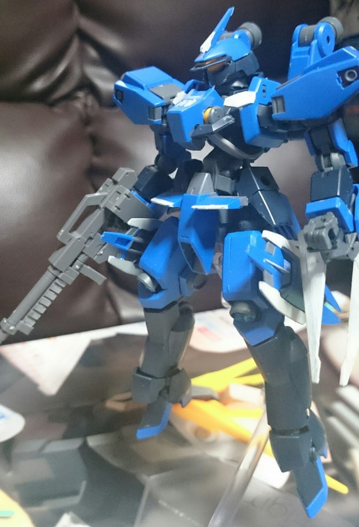 シュヴァルベグレイズ(マクギリス機)
元は石動機をイメージして作ったので、副官機であることと、グレイズリッター(マクギリス機)との色的差異を出すために白を追加してるっス。
各部のバーニア内部はガンマカのメタブルーで塗装っス