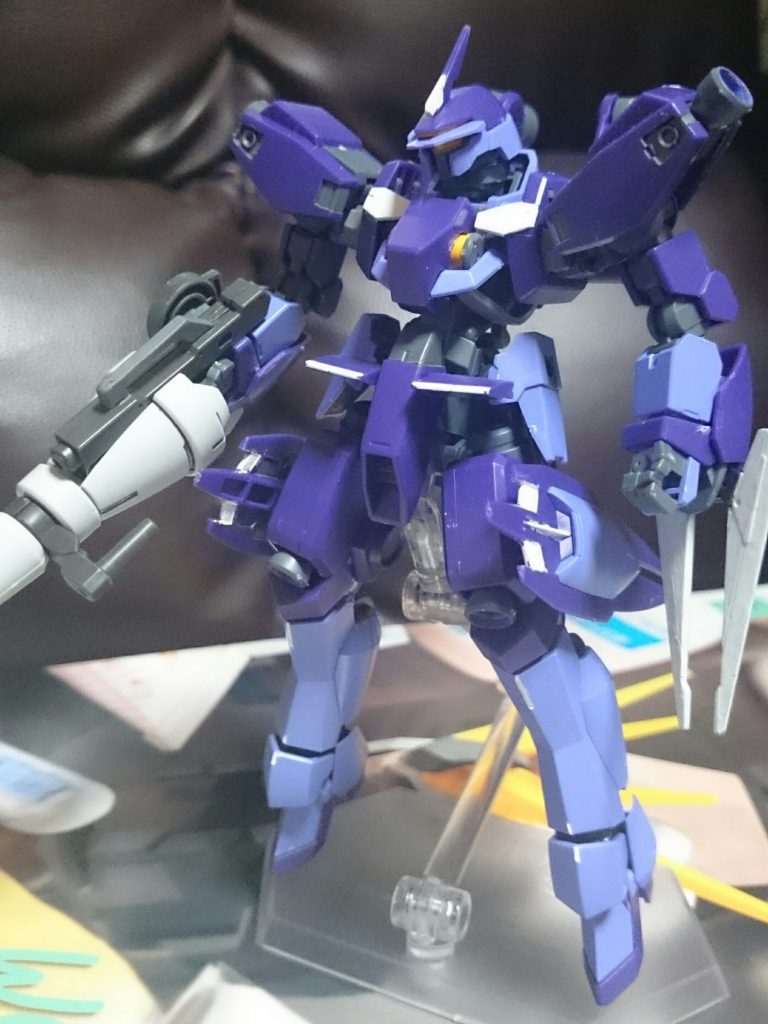 シュヴァルベグレイズ(ガエリオ機)
青シュヴァルベに合わせるためにホワイトを追加してるんスけど、こちらはガエリオ機・アイン機どちらとしても使えるように、バインダーの配色を青シュヴァルベとは変えてるっス。
バーニア内部はパープル系で塗装