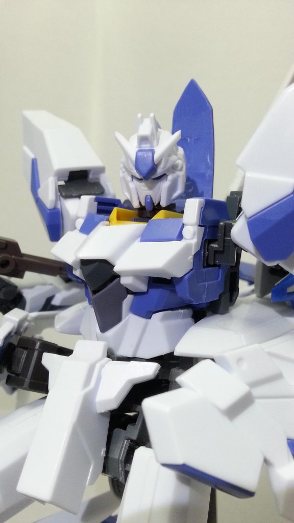 わかり辛いですがフェイス部分はプチ改造して通常タイプのガンダムフェイスに。