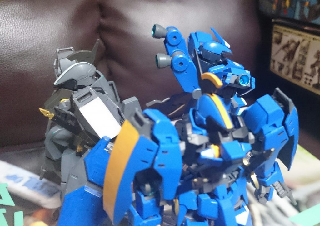 オマケ。グレイズリッター(マクギリス機)とグレイズリッター一般機と一緒に
一般機は盾を追加して、足を地上戦仕様に変更っス。しかしコレ、もう何年も前に塗ったものなので、結構塗装剥げが…。つ、積みを全て崩したらリペイントしてあげるっス(完全放置宣言