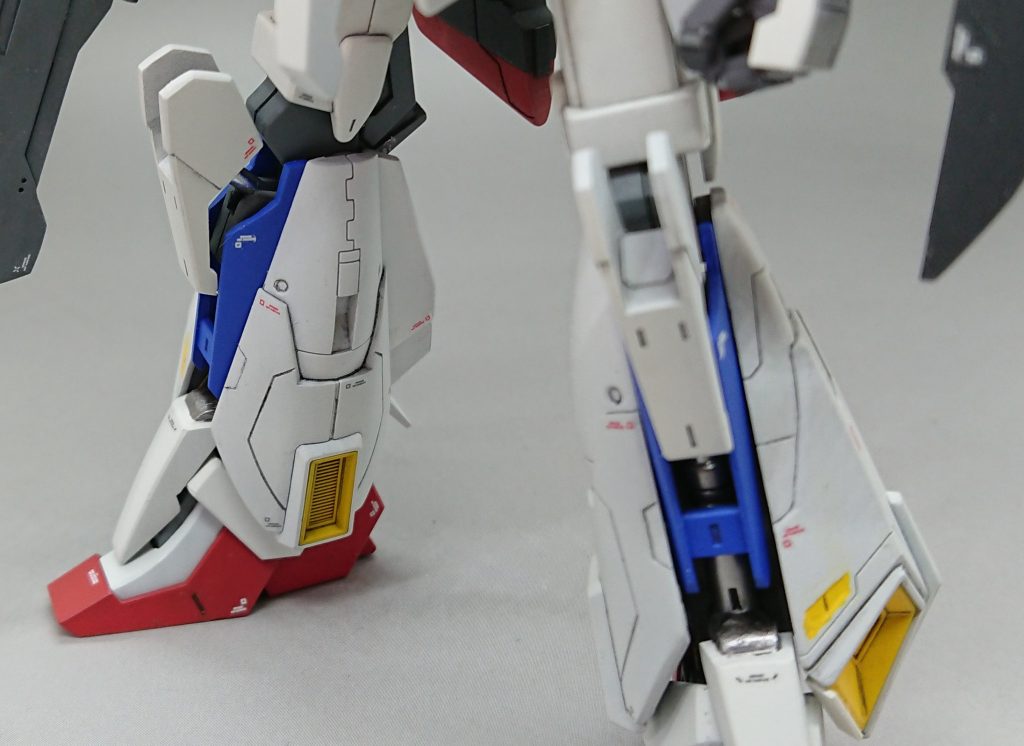 一番の改修箇所はスネ部分です。
なんとなくZ風にしてみました。