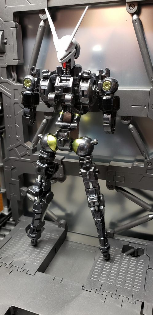 こだわったのは肩の位置。
ガンダムフレーム特有の撫で肩になるように少しさげてます。
その方が鉄血っぽくなるかな？と思いまして