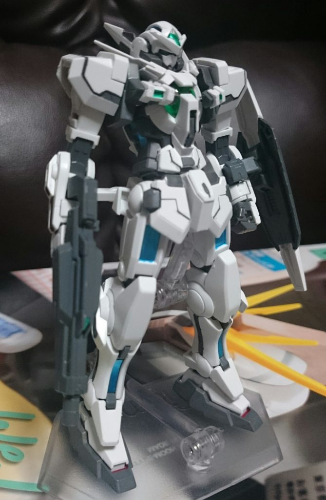 まぁ、白黒といっても黒部分はガンダムマーカーの「グレー」なんスけどね。
コクピットハッチのグレーを塗ってたらつい、グレー部分を増やしたくなり…気付いたらパンダアストレアが完成してたっス
シールはツインアイのみ使用。また黒い部分を爪楊枝を使ってグレーで塗り潰してるっス。
クリアパーツは下の部分をシルバーで塗装、クリアパーツの裏側をマッキー(アグニカマニアじゃねぇ)の緑でちょちょいと…案外マッキー使えるモンなんスね。
各部の粒子供給ケーブルはPGエクシアを参考にガンマカのメタブルーで塗装っス。そういやPGのアストレアってそろそろ発売アナウンス来ても良さそうっスけどねぇ…まぁメタルビルドの方が絶賛拡張・展開中っスけど