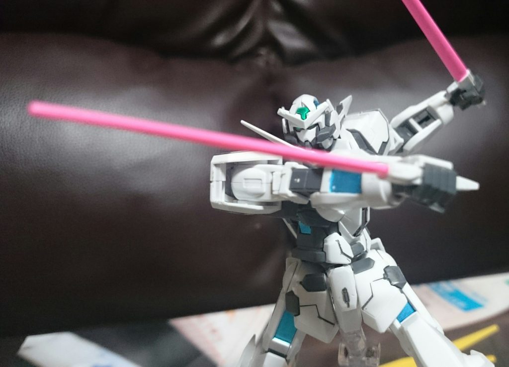 ・GNビームサーベル
こちら、クリアのままだと赤味が強すぎて、アニメ等のサーベルの色と結構違ってるので、ガンマカの蛍光ピンクで塗装っス。クリアもいいけど、正直こちらも好みっス