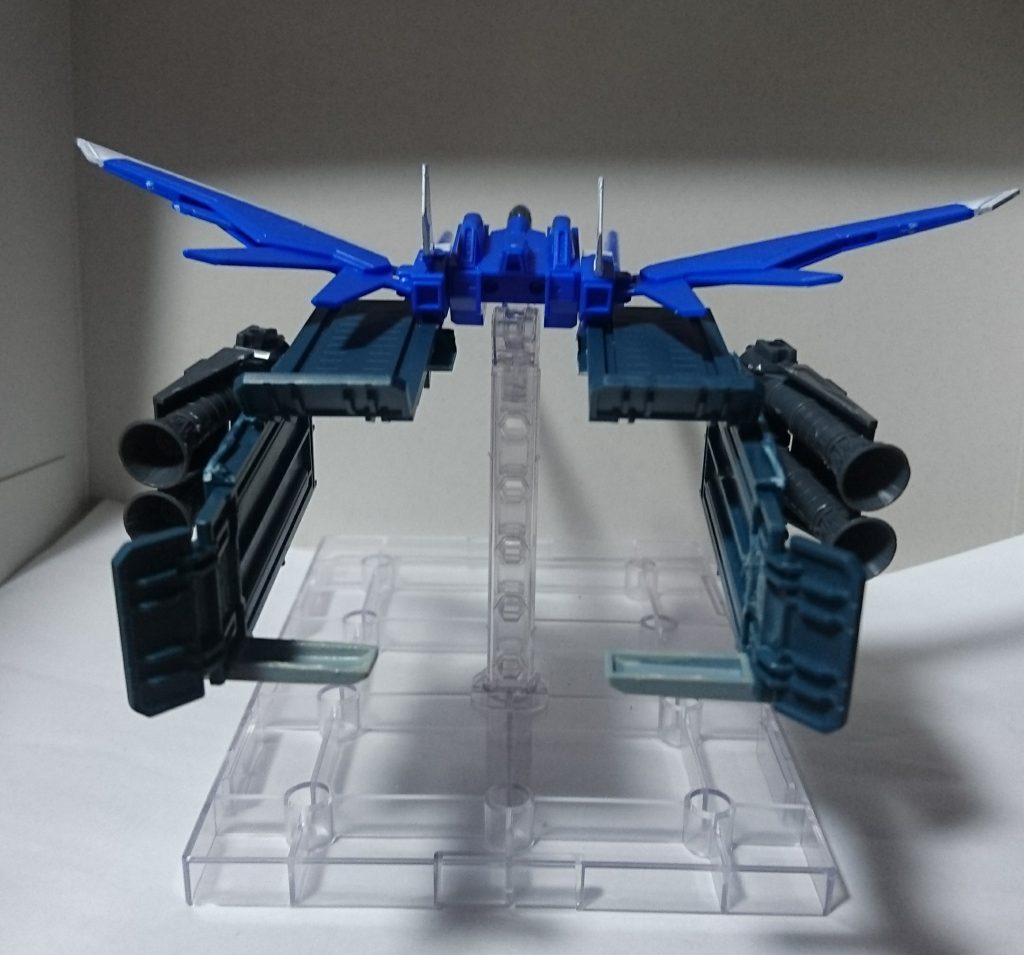 元ネタになるエルガイムのスピリッツには後方に脚を支えるパーツがあったので、こちらにもつけました。