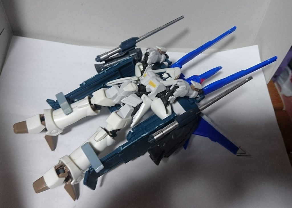 後は、写真のように機体を寝かせて、脚を支えに乗せれば、収納形態が完成します。