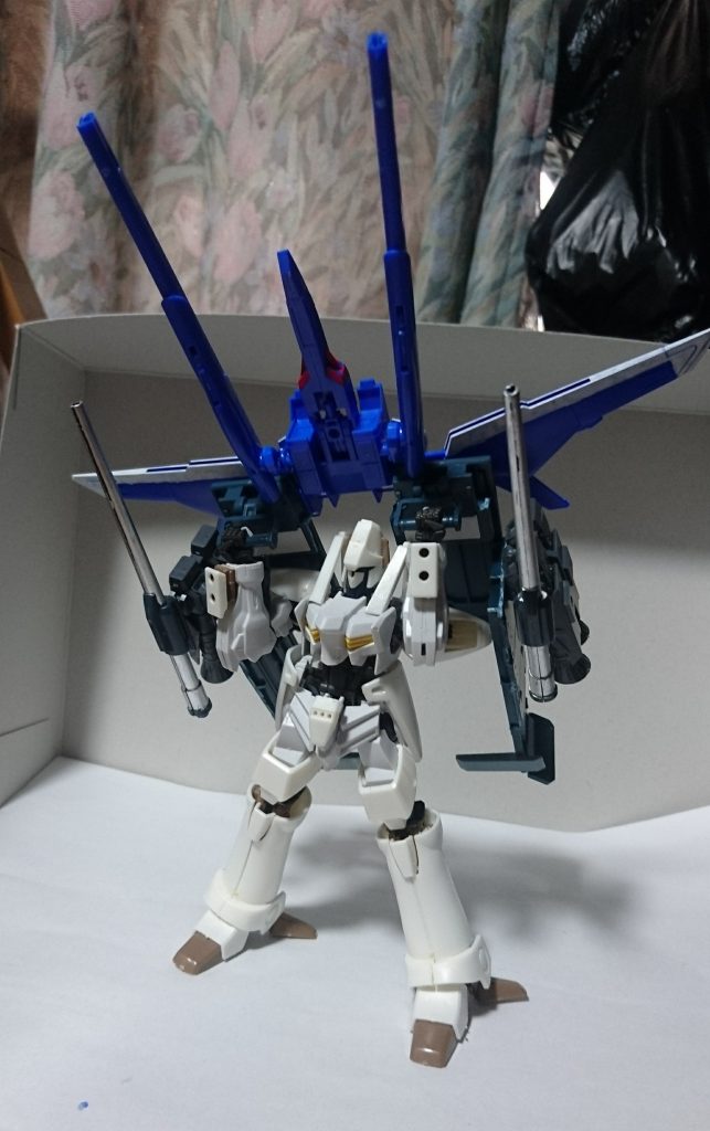 スピリッツに機体を収納してみましょう。

まず写真のようにハンドパーツを取っ手に付けます。
肘は90度くらいに曲げておきます。