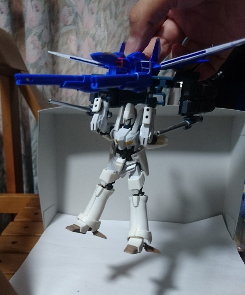 ちなみに宙ぶらりんにしても、機体は落ちません。
エルガイムのプラモのイラストもこういうポーズしてたなぁ。