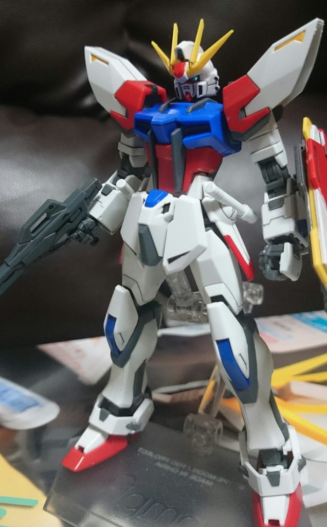 簡単なスミ入れと部分塗装っス。シールはツインアイのみ。また黒い部分はグレーで塗り潰しっス
肩のイエローみたいに塗りやすいパーツ分け最高っス