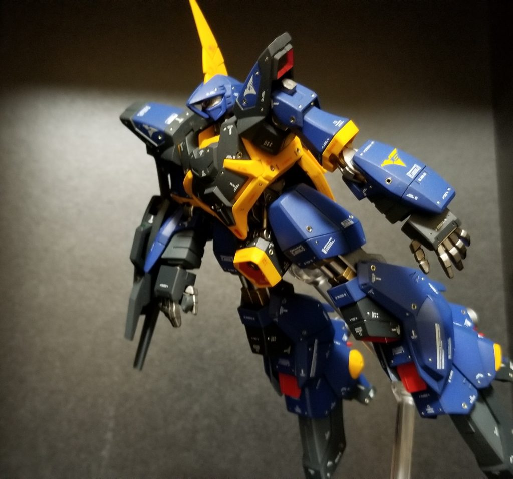 浮遊をイメージして。
影があると少しスケールが大きく見えるでしょうか