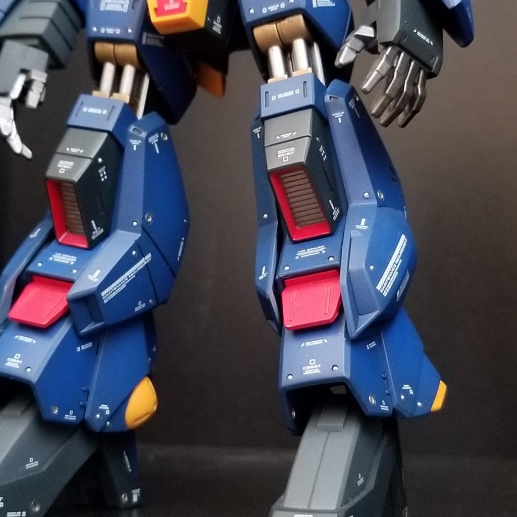 排気口のシャッター部は粒子粗めのガンメタで