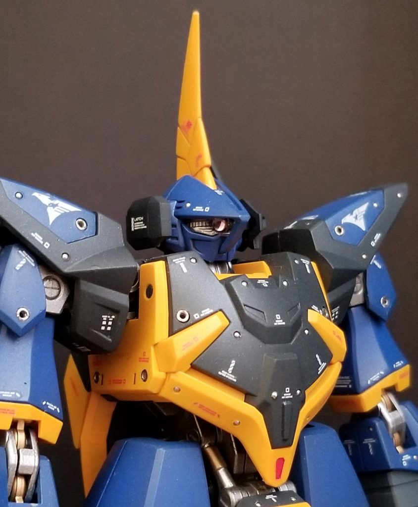 バルカンポッドを装着。
モノアイ部はぷらもぷらすさんで購入したppレンズを使用しています。
頭部のデザイン上かなり奥まった所にモノアイが位置してますが、少しの光でビカッと光ってくれます。
最近は買えなくなって久しいので貴重な物になってしまいました…